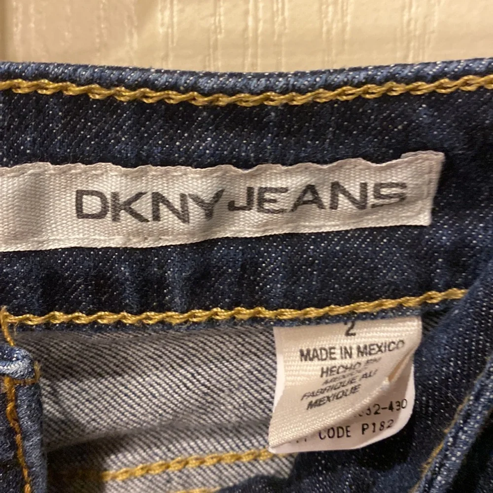 DKNY like new women’s jeans size 2 boot cut - Picture 4 of 7